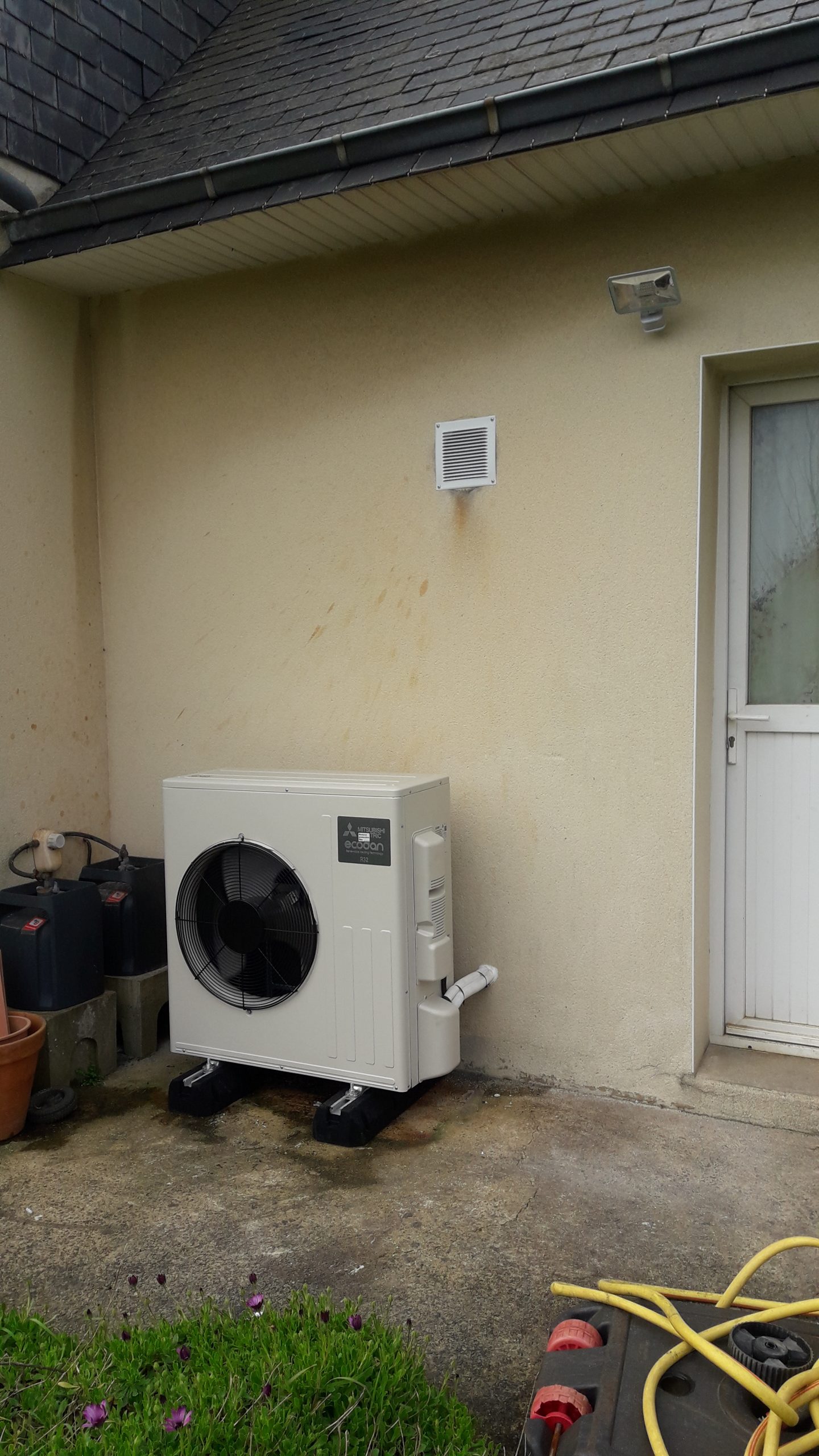 Installation d'une pompe à chaleur, photo de l'unité extérieur.