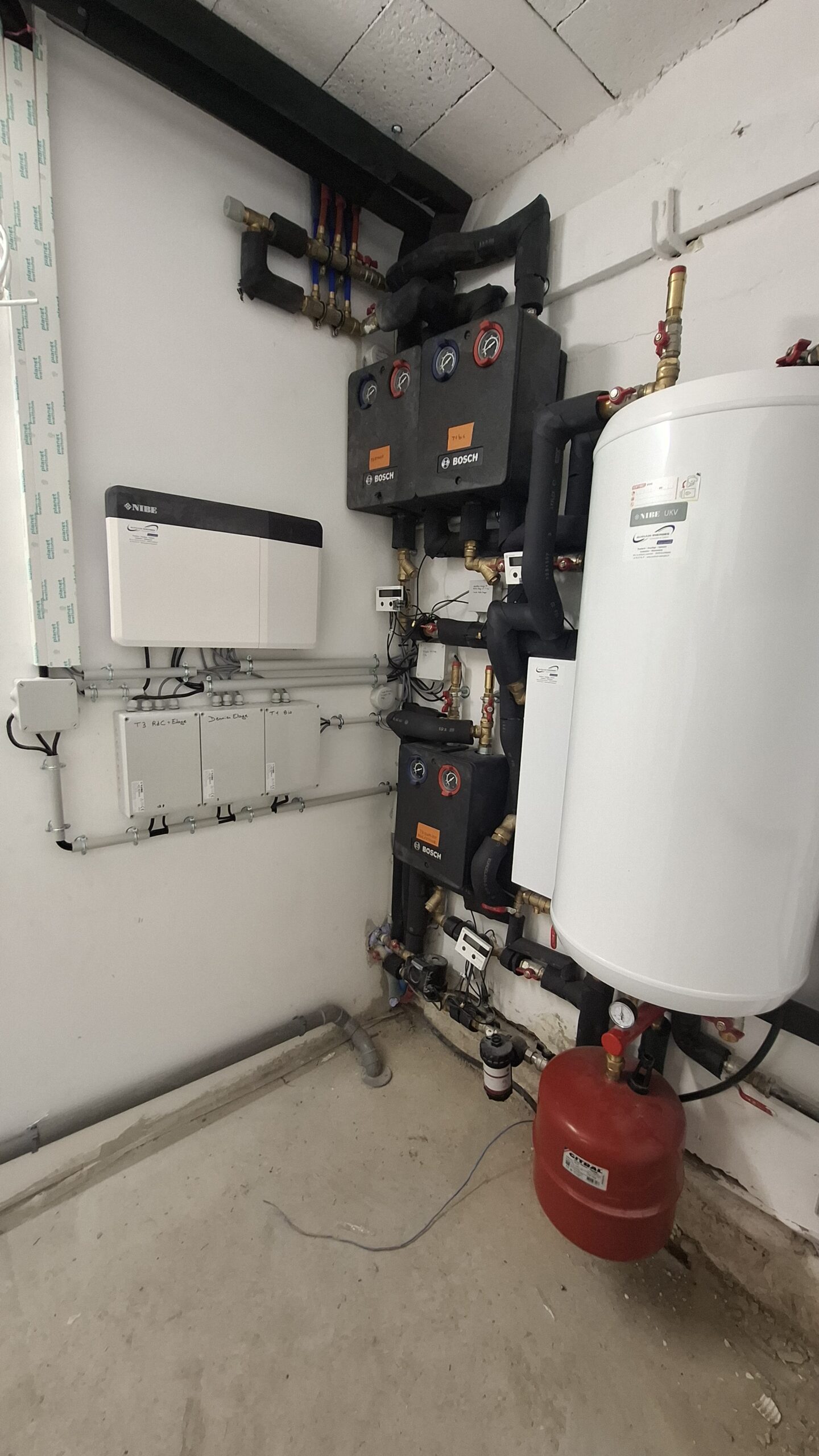 Installation d'une pompe à chaleur lors d'une transformation d'une maison Brestoise en appartement.