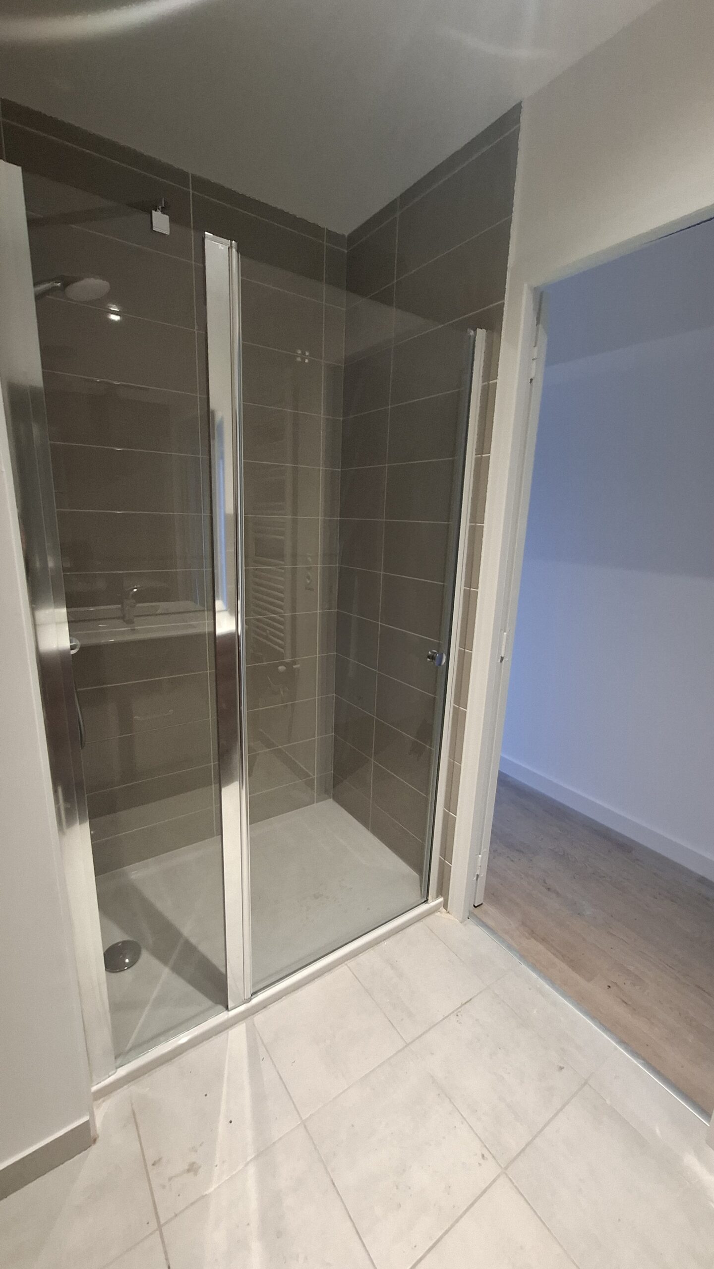 Création d'une salle de bain lors d'une transformation d'une maison Brestoise en appartement.