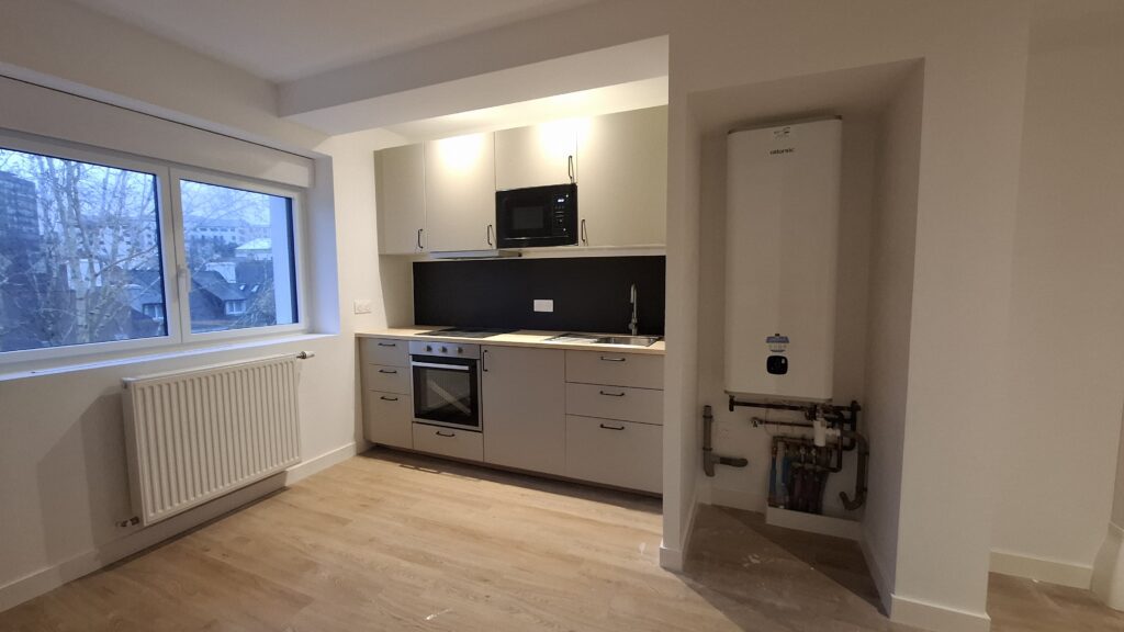 Installation d'une pompe à chaleur lors d'une transformation d'une maison Brestoise en appartement.