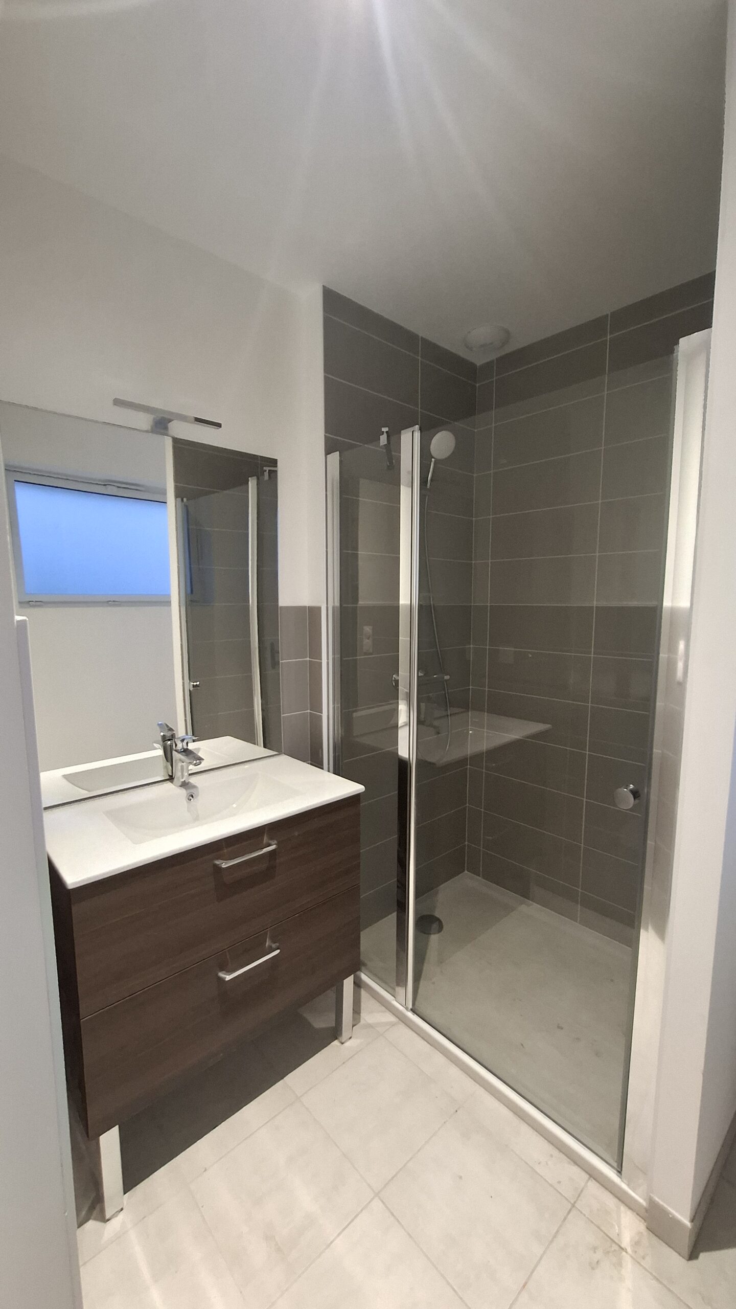 Création d'une salle de bain lors d'une transformation d'une maison Brestoise en appartement.