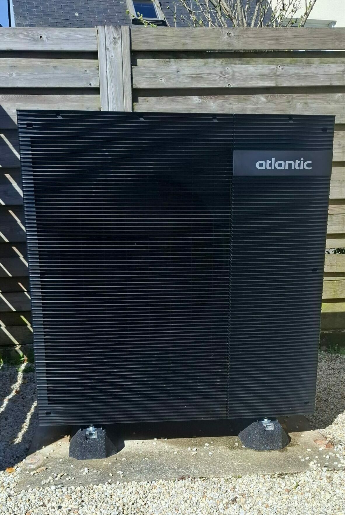 remplacement d’une pompe à chaleur par une nouvelle pompe à chaleur Atlantic au R290, pilotage de 2 circuits de plancher chauffant à Brest.