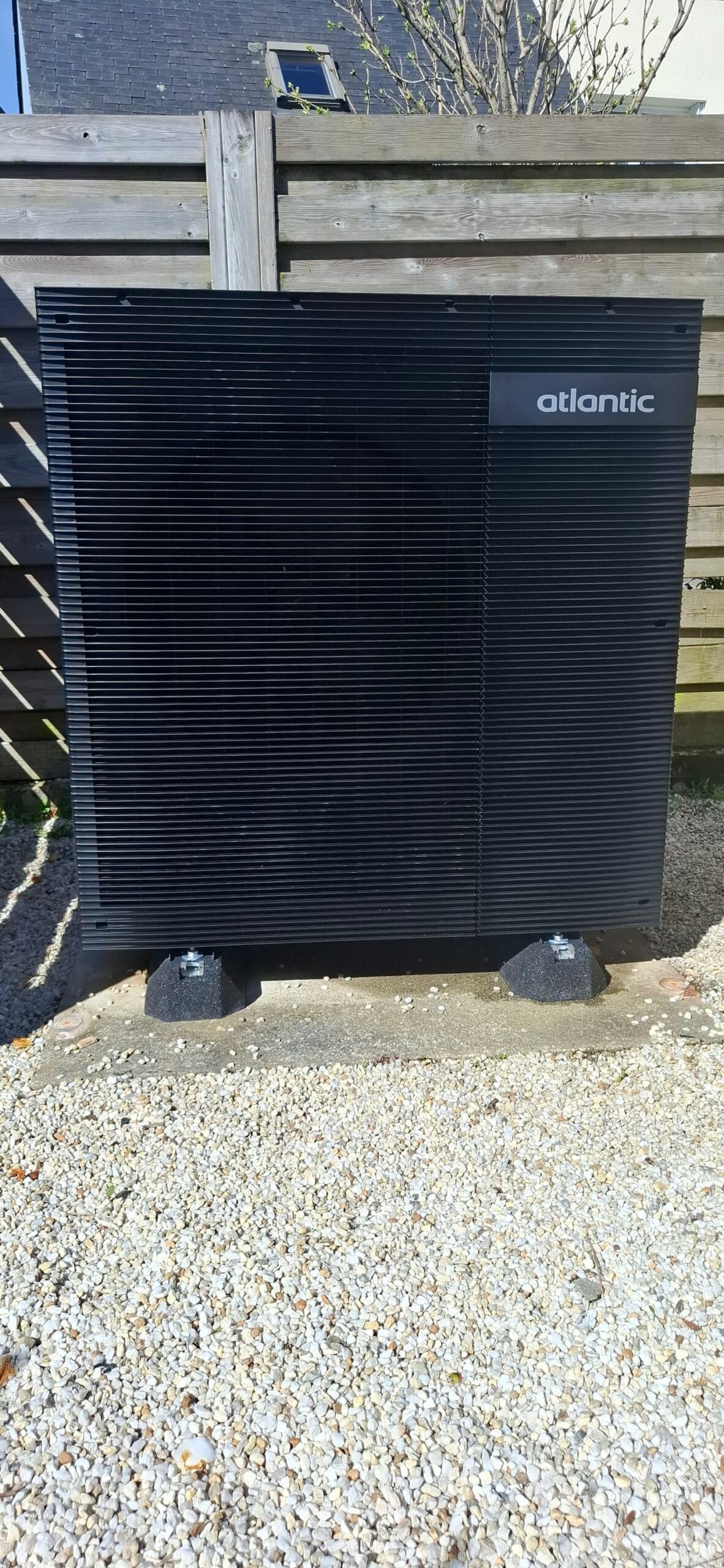 remplacement d’une pompe à chaleur par une nouvelle pompe à chaleur Atlantic au R290, pilotage de 2 circuits de plancher chauffant à Brest.