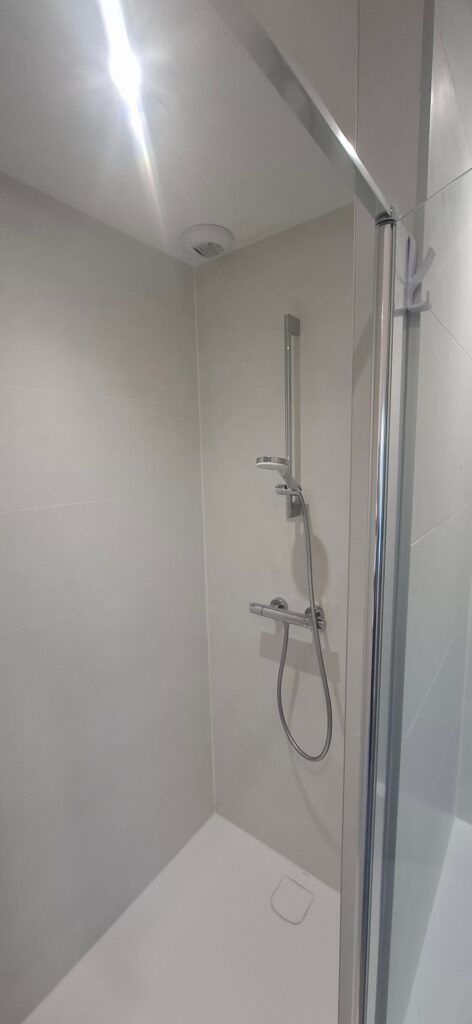rénovation d’une salle de bain avec douche et baignoire, revêtement mural Vipanel à Bourg Blanc.