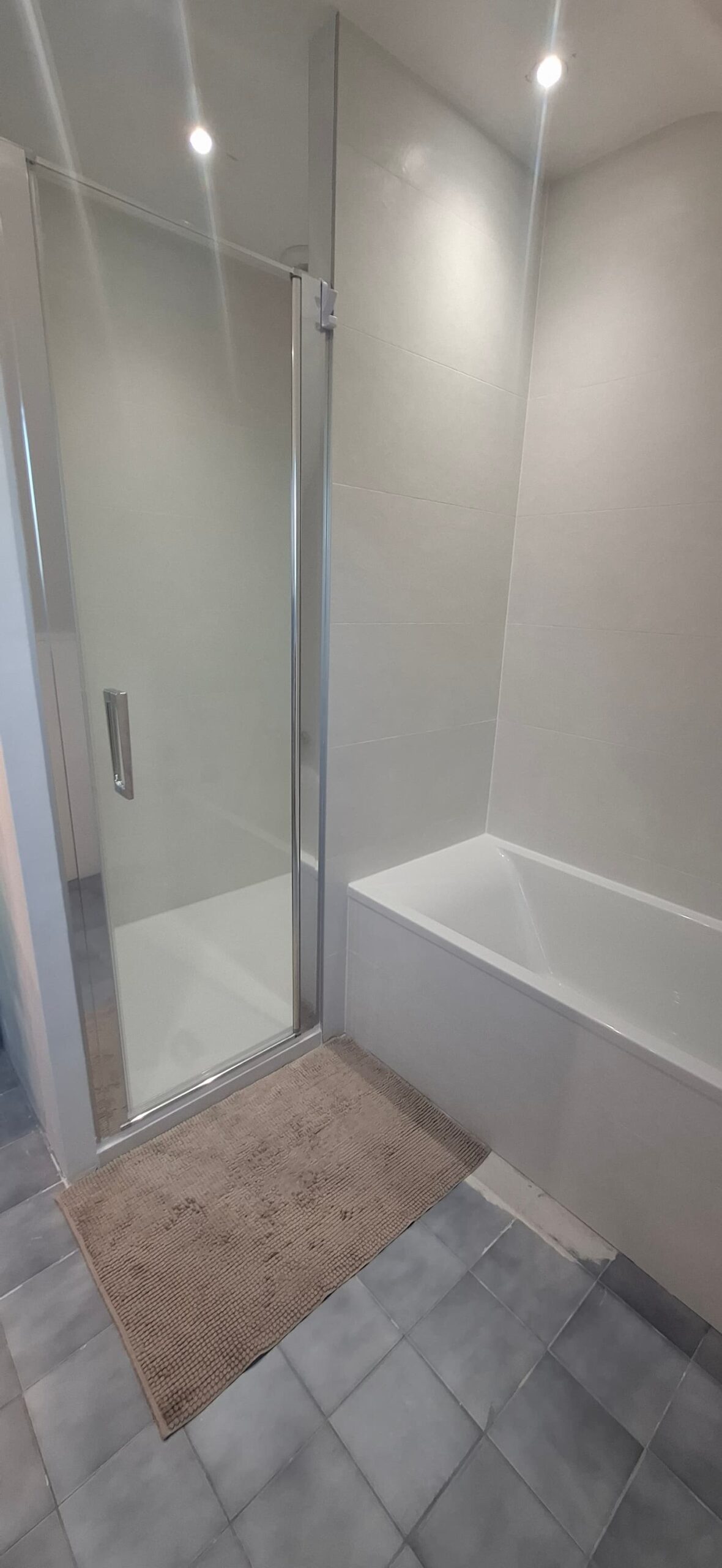 rénovation d’une salle de bain avec douche et baignoire, revêtement mural Vipanel à Bourg Blanc.